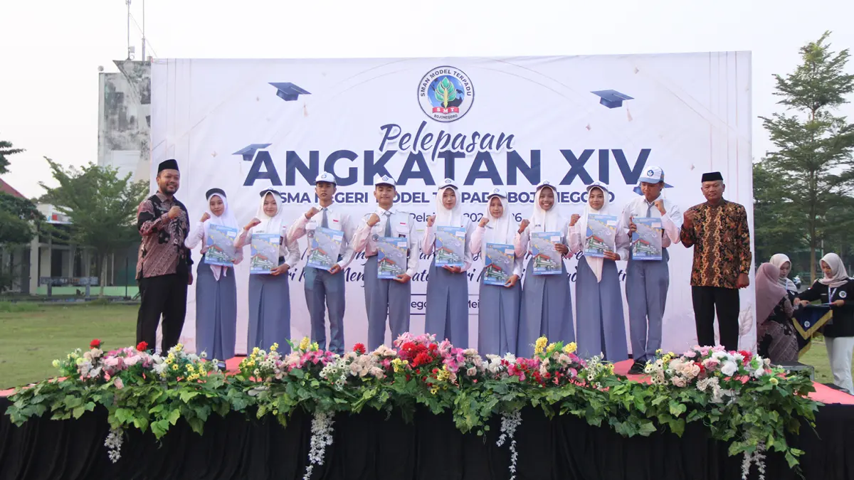 PURNASISWA: Kepala SMAN MT Bojonegoro bersama perwakilan siswa angkatan XIV dalam acara pelepasan. Sebanyak 215 siswa dinyatakan lulus tahun ini. (ISTIMEWA/RADAR BOJONEGORO)