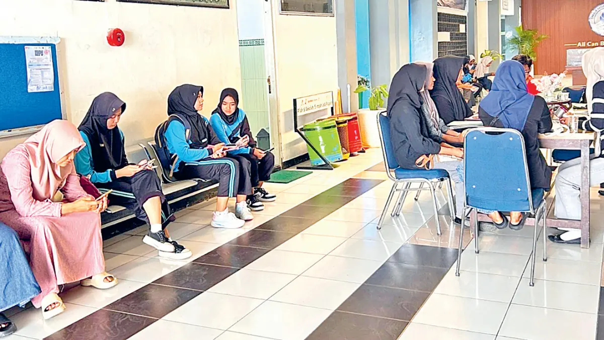 MENGAMBIL PIN: Calon siswa SMA/SMK sedang antre mengambil PIN pendaftaran. (M. IRVAN RAMADHON/RADAR BOJONEGORO)