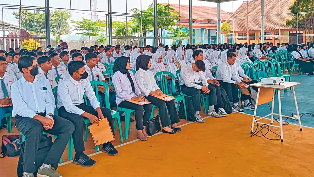 PENCARI KERJA: Para pencari kerja saat mengikuti tes rekrutmen karyawan PT Pungkook Indonesia One Grobogan di SMKN Kasiman. (ISTIMEWA/RADAR BOJONEGORO)
