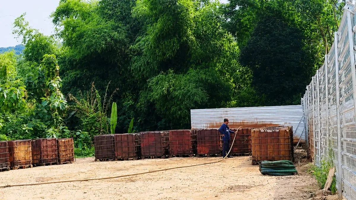 MINYAK : Hasil pengelolaan sumur rakyat wilayah Kecamatan Jepon. BPE masih menunggu investor. (ACHMAD SYAEROYZI/RADAR BOJONEGORO)