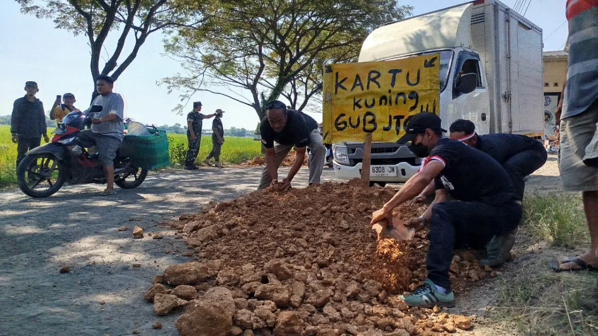 PROTES: Warga Randublatung gelar aksi tanam puluhan pisang dan pengurukan jalan di  Jalan Provisi  Randublatung – Cepu. (ACHMAD SYAEROYZI/RADAR BOJONEGORO)