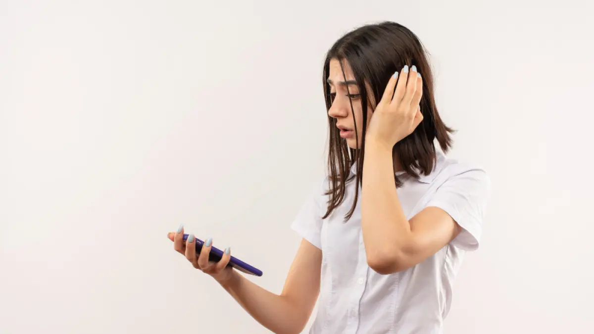 Ilustrasi perempuan dan telefon genggam. (MAGNIFIC) 