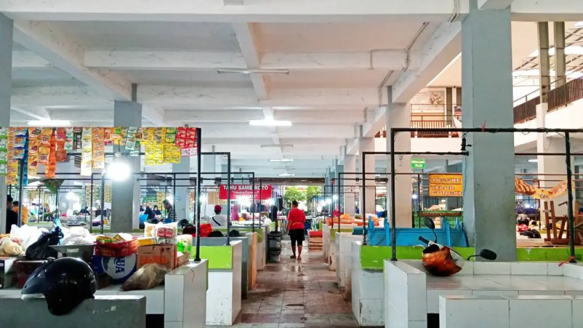 PASAR WISATA : Pedagang Pasar Kota bakal dipindah ke Pasar Wisata. Selasa besok mulai diundi. (YANA DWI KURNIYA WATI/RADAR BOJONEGORO)