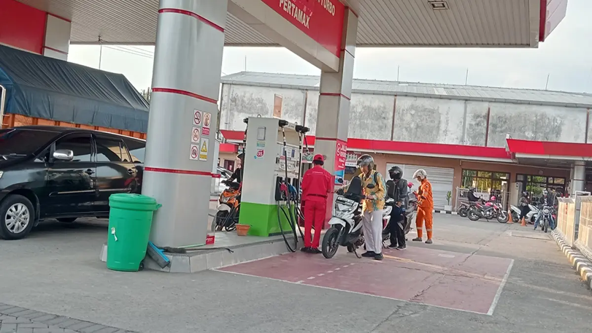 ANTRE BBM: Pengendara sedang antre BBM di salah satu SPBU Bojonegoro, harga Pertamax Turbo naik, dari Rp 19,9 ribu menjadi Rp 20.750 ribu per liter. (YANA DWI KURNIYA WATI/RADAR BOJONEGORO)