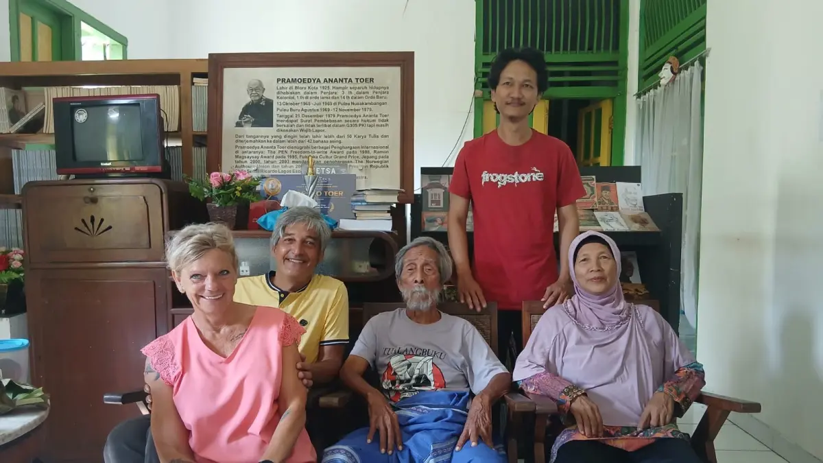 BERKUNJUNG LANGSUNG: Claudia Liewald (paling kiri), Joann Liewald (dua dari kiri) saat berfoto bersama Soesilo Toer (tiga dari kiri) di rumah masa kecil Pramoedya Ananta Toer. (ISTIMEWA/RADAR BOJONEGORO)
