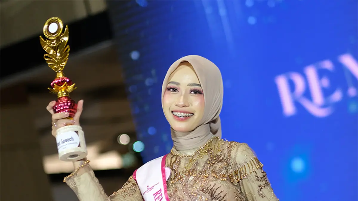 MEMBANGGAKAN: Hanifah Nur Rohmah mengangkat tropi Best Speech Remaja Muslimah Indonesia 2026 (ISTIMEWA/RADAR BOJONEGORO)