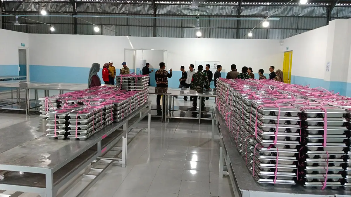 CEK LAPANGAN: Petugas mengecek SPPG, ditemukan belum memiliki IPAL berpotensi memengaruhi kualitas produksi, mutu gizi, dan keamanan pangan. (YANA DWI KURNIYA WATI/RADAR BOJONEGORO)