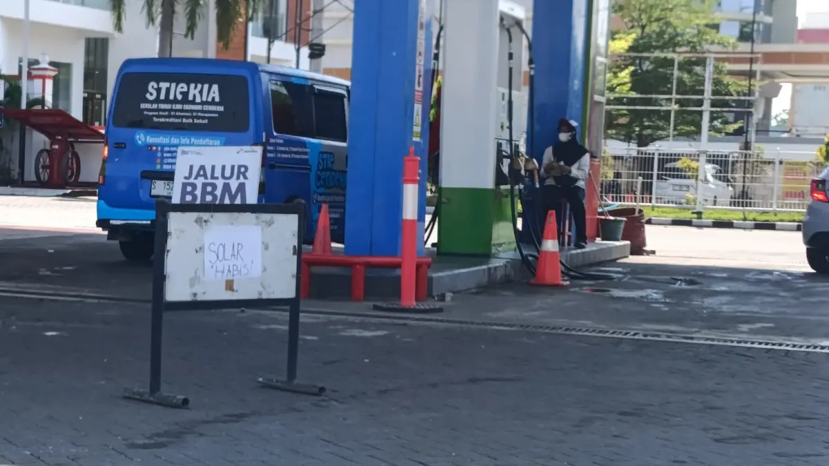 HABIS: Setelah terjadi antrean panjang pembelian solar, kemudian terpasang pengumuman solar habis. (YANA DWI KURNIYA WATI/RADAR BOJONEGORO)