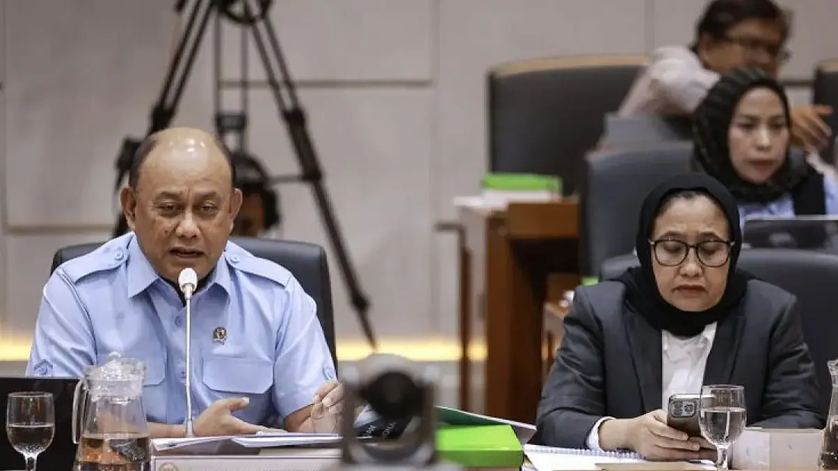 Dadan Hindayana (kiri), eks kepala badan gizi nasional (BGN), dan Nanik Deyang (kanan), naik jabatan menjadi kepala BGN yang baru, per Selasa (2/6). (ANTARA FOTO)