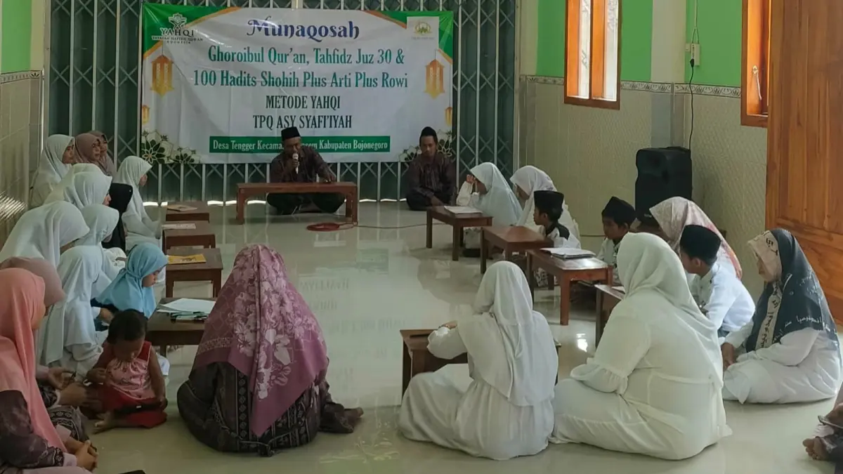 MENGAJI: Santri sedang mengaji, Pemkab Bojonegoro belum menganggarkan Bosda madrasah diniyah dalam APBD 2026. (M. IRVAN RAMADHON/RADAR BOJONEGORO)