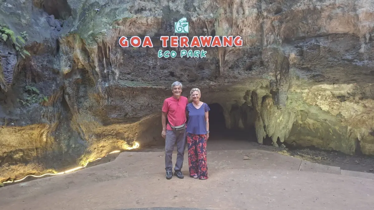 MENIKMATI: Dua warga Jerman, Joann Liewald dan Claudia Liewald mengunjungi berbagai tempat wisata di Blora. (ACHMAD SYAEROYZI/RDR.BJN)