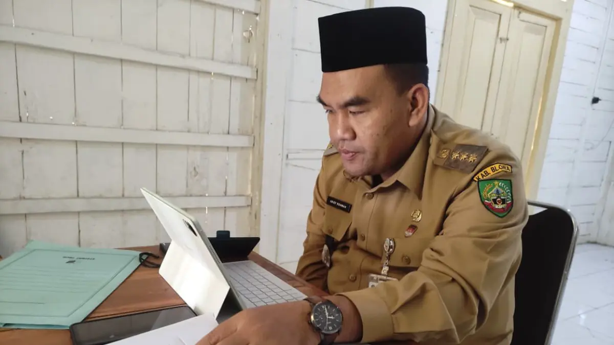 MENYEIMBANGKAN WAKTU: Bupati Arief mengikuti presentasi daring Penilaian Kompetensi (IDEA Jateng) 2026 di sela menghadiri acara wisuda putrinya. (ISTIMEWA/RADAR BOJONEGORO)