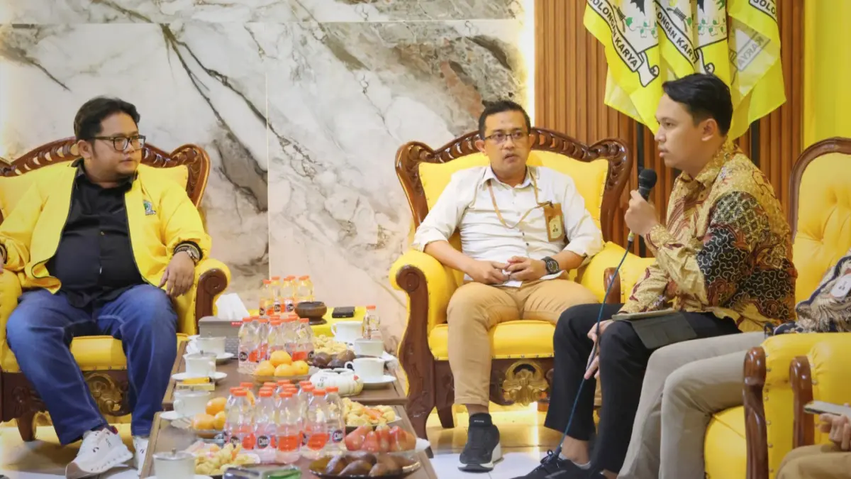 DISKUSI DEMOKRASI: KPUK Bojonegoro saat diskusi dengan DPD Golkar Bojonegoro tentang Sipol. (YANA DWI KURNIYA WATI/RADAR BOJONEGORO)