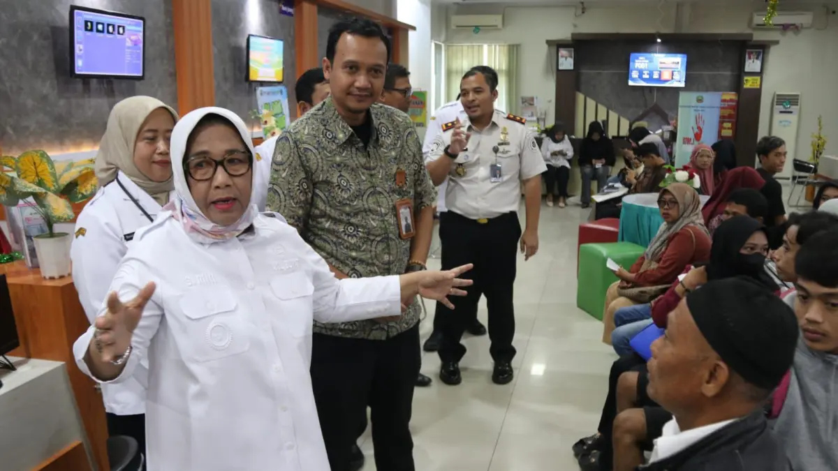 TURUN LANGSUNG: Wakil Bupati Blora Sri Setyorini manyoroti pelayanan di MPP Blora yang masih belum maksimal. (ISTIMEWA/RADAR BOJONEGORO)
