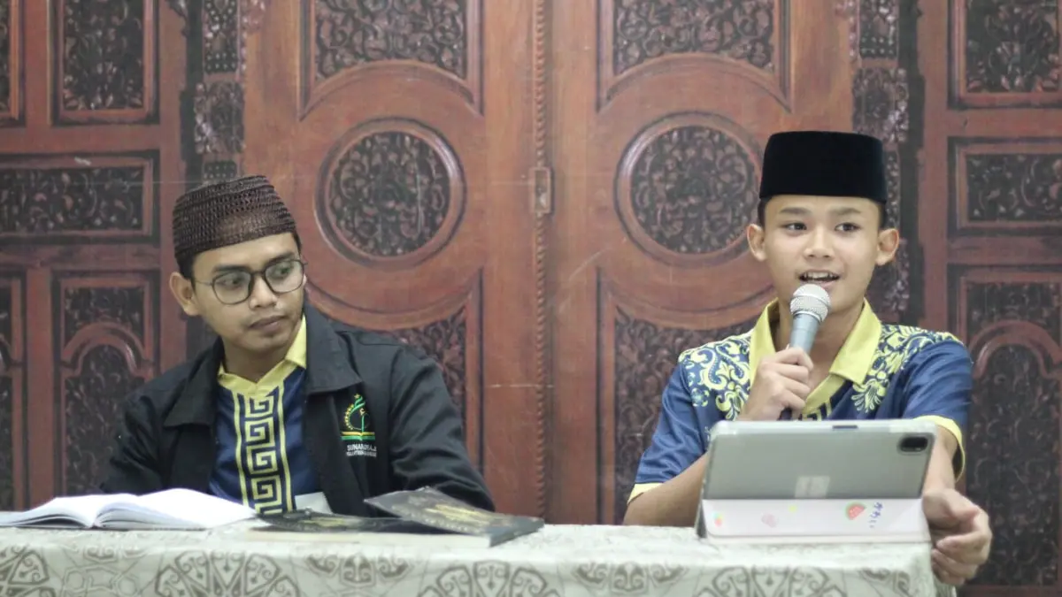 BERPRESTASI : Cakra saat sedang memaparkan buku karyaannya. (YANA DWI KURNIYA WATI/RADAR BOJONEGORO)