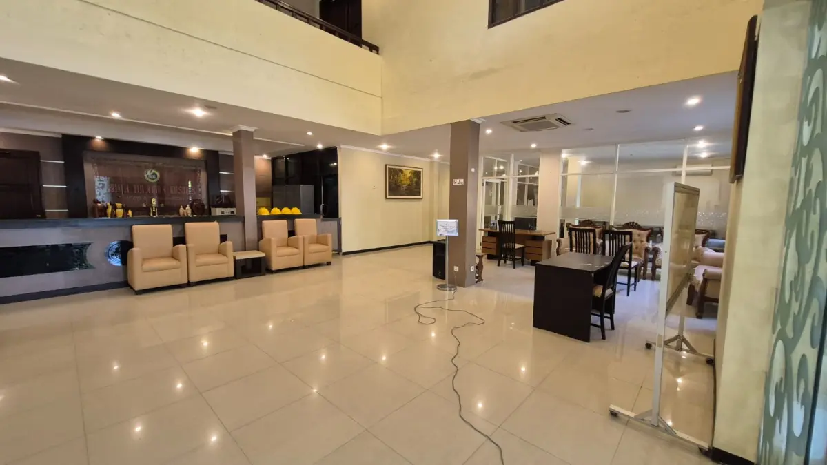 SUDAH BERSIH : Lobi utama Hotel GDK yang sudah bersih. Saat ini baru layanan meeting room yang berhasil dioperasikan. Kamar hotel masih belum selesai perbaikan. (ISTIMEWA/RADAR BOJONEGORO)