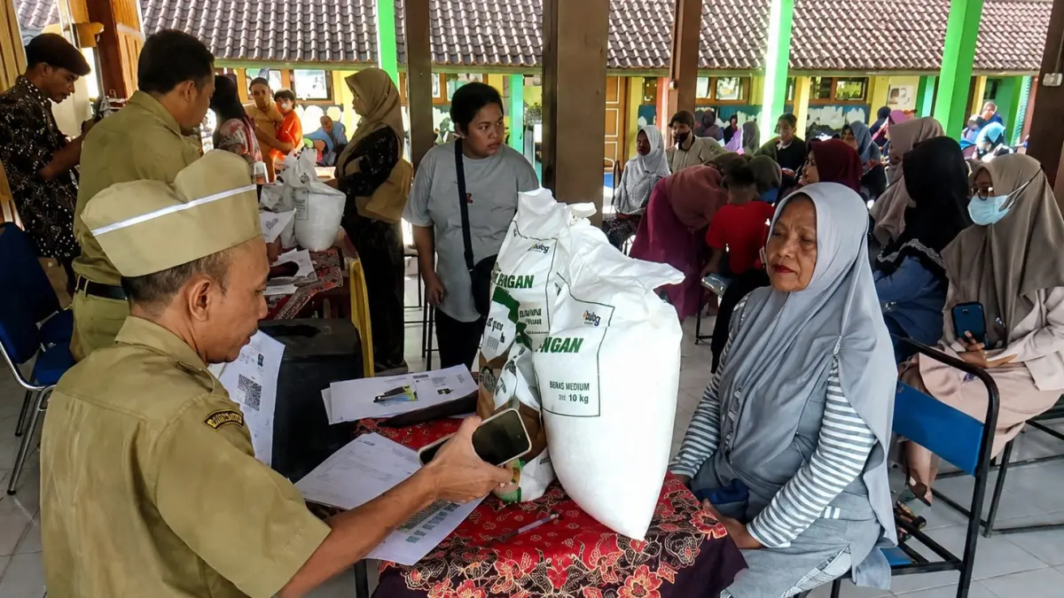 TERIMA BANSOS :Warga Blora menerima bansos. Saat ini sejumlah warga meminta dicoret sebagai penerima bansos. (ACHMAD SYAEROYZI/RADAR BOJONEGORO)