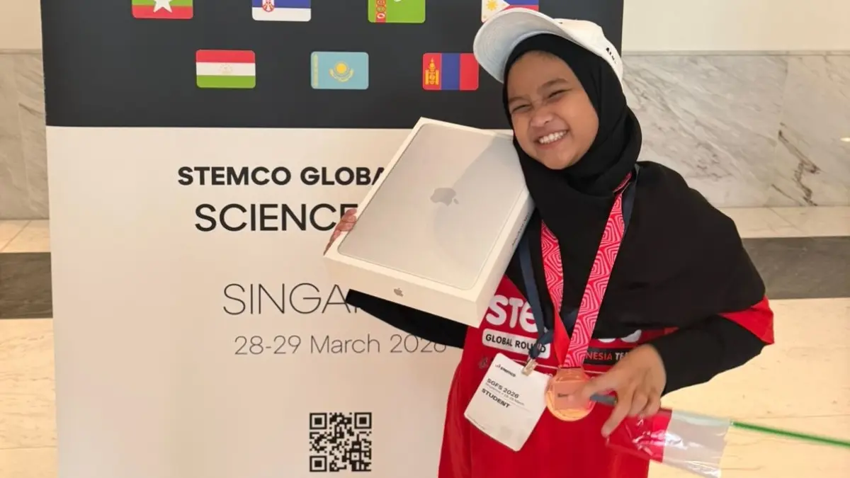 BERBAKAT: Alka saat mengikuti ajang kompetisi di Singapura. (ISTIMEWA/RADAR BOJONEGORO)