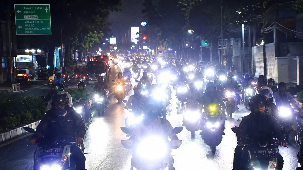 Ilustrasi jalanan Indonesia yang semakin terang oleh lampu kendaraan, bukan lampu penerangan. (AI/HAKAM ALGHIVARI/RADAR BOJONEGORO) 