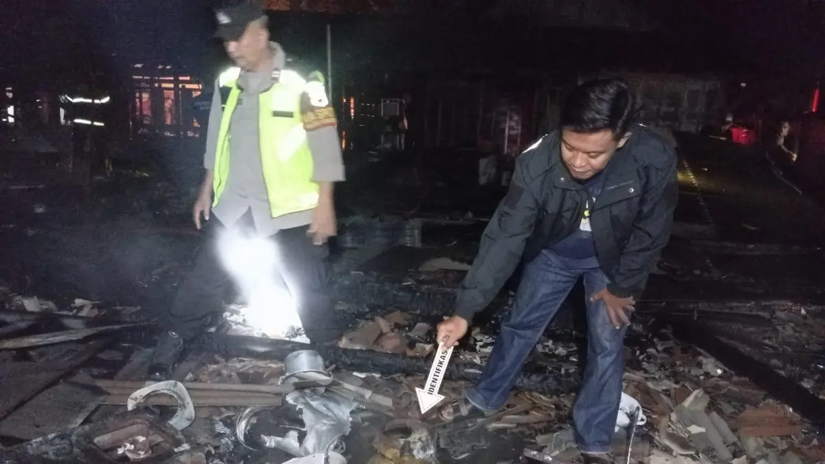 LAKUKAN IDENTIFIKASI: Petugas masih melakukan penyelidikan terkait terkait penyebab pasti kebakaran tiga rumah di Dukuh Wadung. (IST./RDR.BJN)