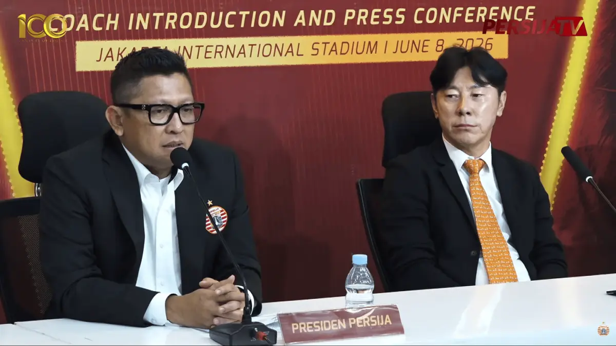 Muhammad Prapanca dan STY di konferensi pers, Senin (8/6). (YOUTUBE PERSIJA)