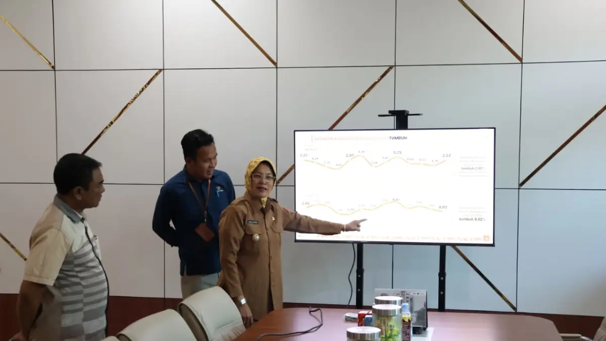 TUMBUH : Wabup Nurul Azizah menunjukkan data ekonomi Bojonegoro 2026 yang tumbuh.