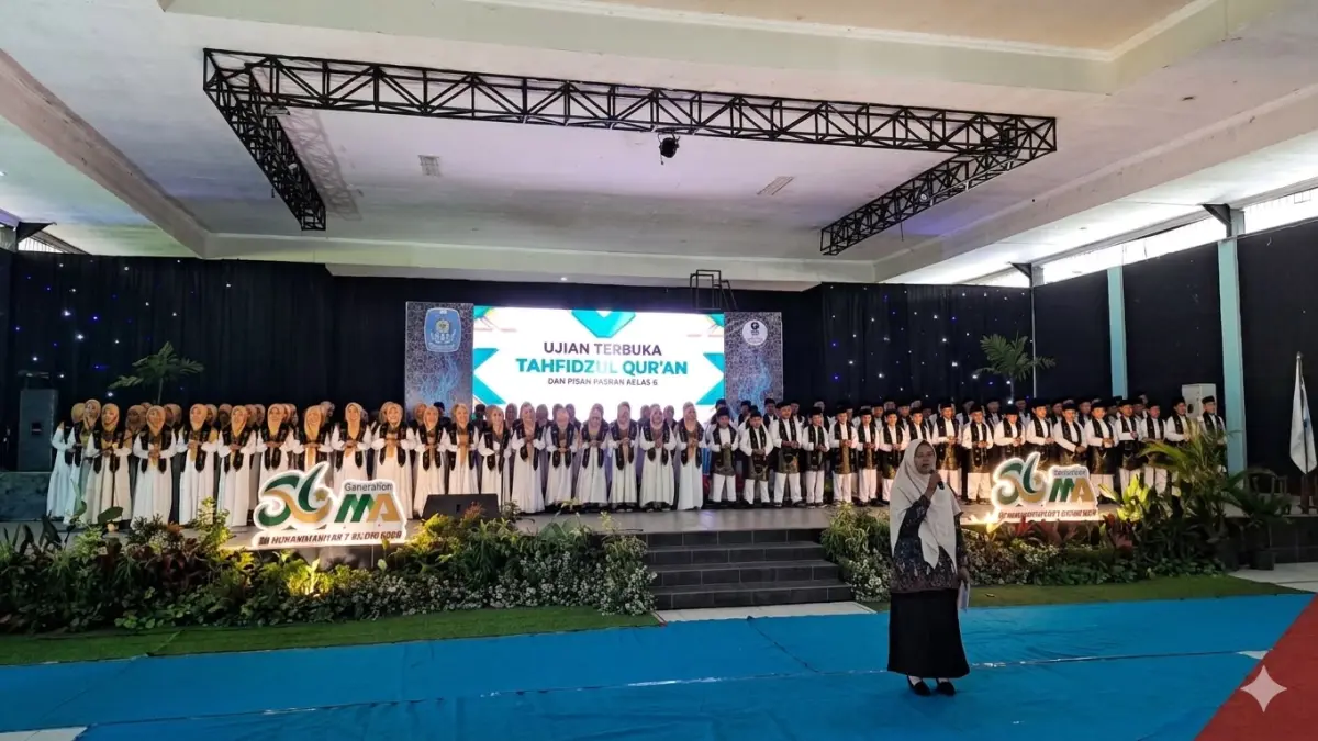 UJIAN TERBUKA : Ratusan siswa kelas VI SD Muhammadiyah 2 Bojonegoro mengikuti ujian terbuka tahfudzul quran. 