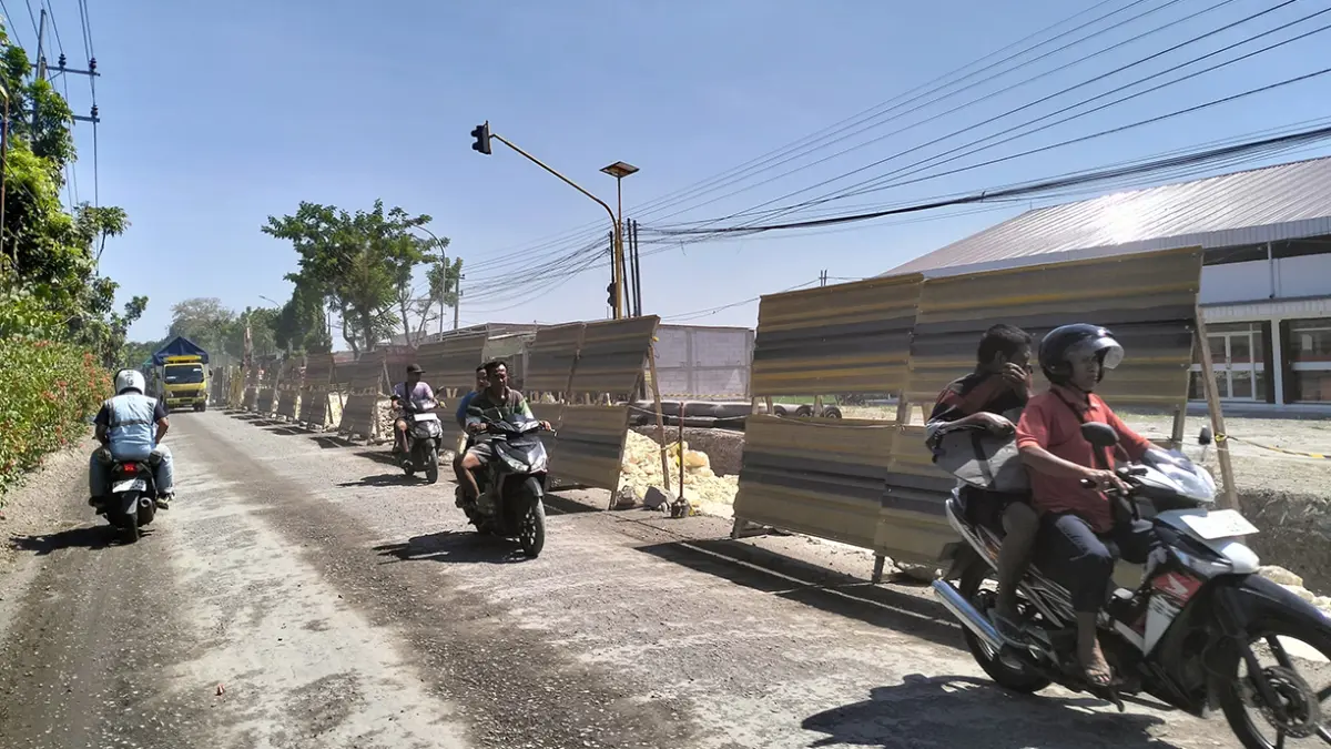 BERDEBU: Pembangunan Jalan Bojonegoro-Ngawi ini berdebu dan meresahkan warga, diperkirakan proses pembangunamn bakal berlangsung hingga Desember 2026. (YANA DWI KURNIYA WATI/RADAR BOJONEGORO)