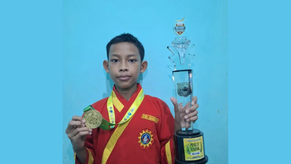 BERPRESTASI: Agha Dzaky Tohari berhasil mendapatkan medali emas dan penghargaan pesilat terbaik dalam Kejuaraan pencak silat Ngawi Championship IV 2026 (ISTIMEWA/RADAR BOJONEGORO)