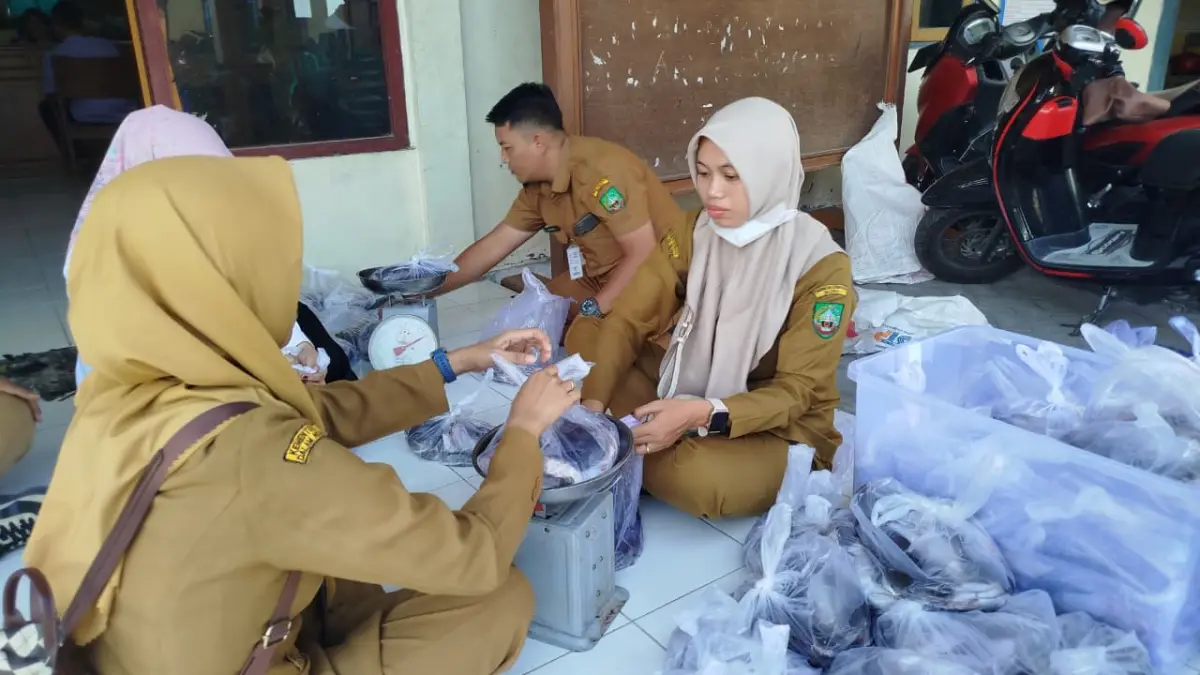 CEGAH STUNTING: Pemkab Blora membagikan ikan kepada ibu hamil, balita, dan ibu menyusui. (ACHMAD SYAEROYZI/RDR.BJN)