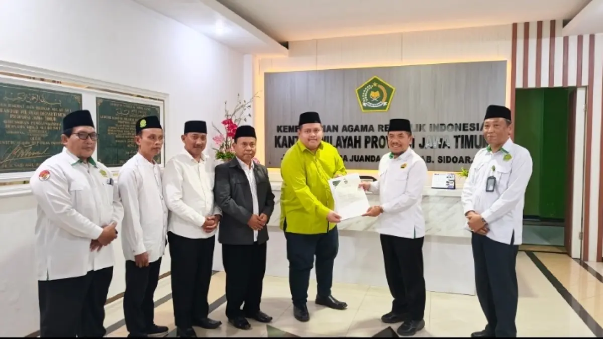 SERAH TERIMA : Sekretaris Yayasan Al-Fatimah Gus Aan menerika SK MA Plus All-Fatimah dari Kanwil Kemenag Jatim.
