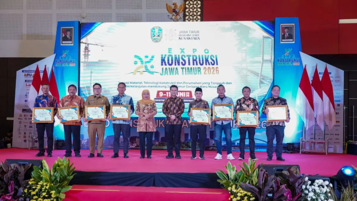 PRESTASI: Bupati Setyo Wahono saat menerima penghargaan dari Gubernur Khofifah.