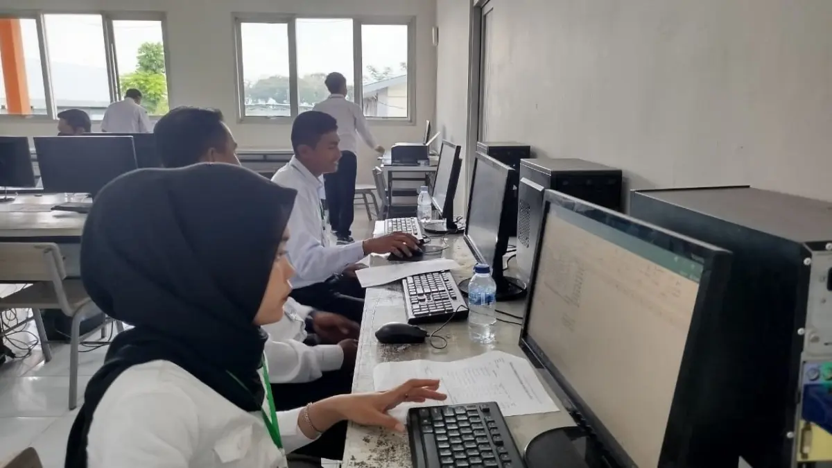 FOKUS: Peserta seleksi perades lima desa di Kecamatan Kunduran serius mengerjakan soal. (ISTIMEWA/RADAR BOJONEGORO)