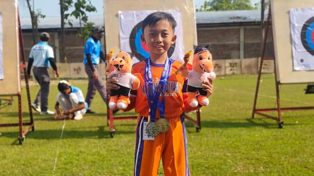 HOBI MEMANAH: Muhammad Arfan Hashif langganan juara panahan sejak 2024. (ISTIMEWA/RADAR BJONEGORO)