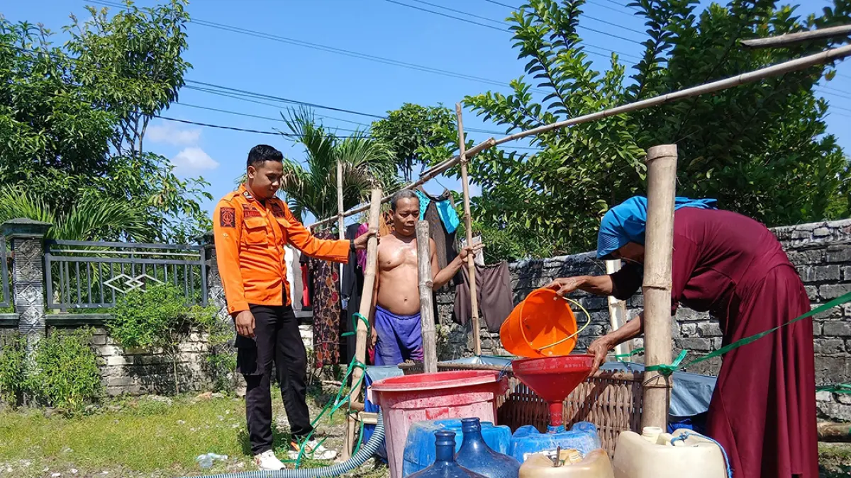 KRISIS AIR: Warga mulai kesulitan air bersih, sehingga meminta bantuan BPBD untuk dropping. (YANA DWI KURNIYA WATI/RADAR BOJONEGORO)