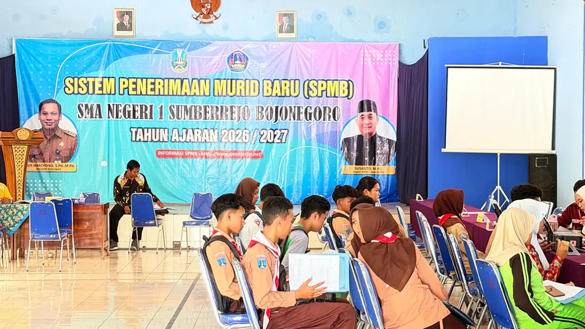 MENGAMBIL PIN: Proses pengambilan pin di SMAN 1 Sumberejo. Hari ini pendaftaran jalur domisili dibuka (M. IRVAN RAMADHON/RADAR BOJONEGORO)