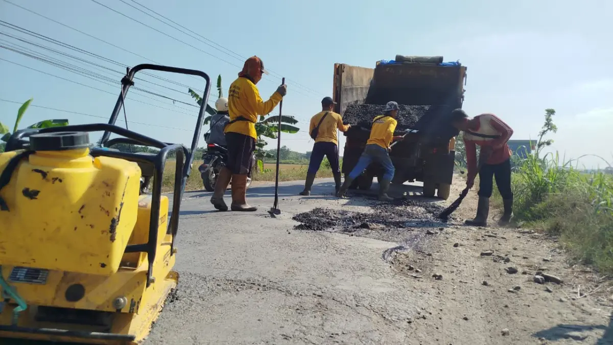 MULAI DIPERHATIKAN: Pemeliharaan rutin salah satu ruas jalan yang mengalami kerusakan. (ISTIMEWA/RADAR BOJONEGORO)