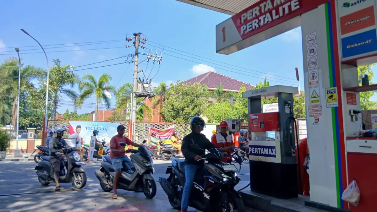 TERIMBAS: Usai kenaikan harga, antrean pertamax di SPBU tak seramai biasanya. (RAHUL OSCARRA DUTA/RDR.BJN)