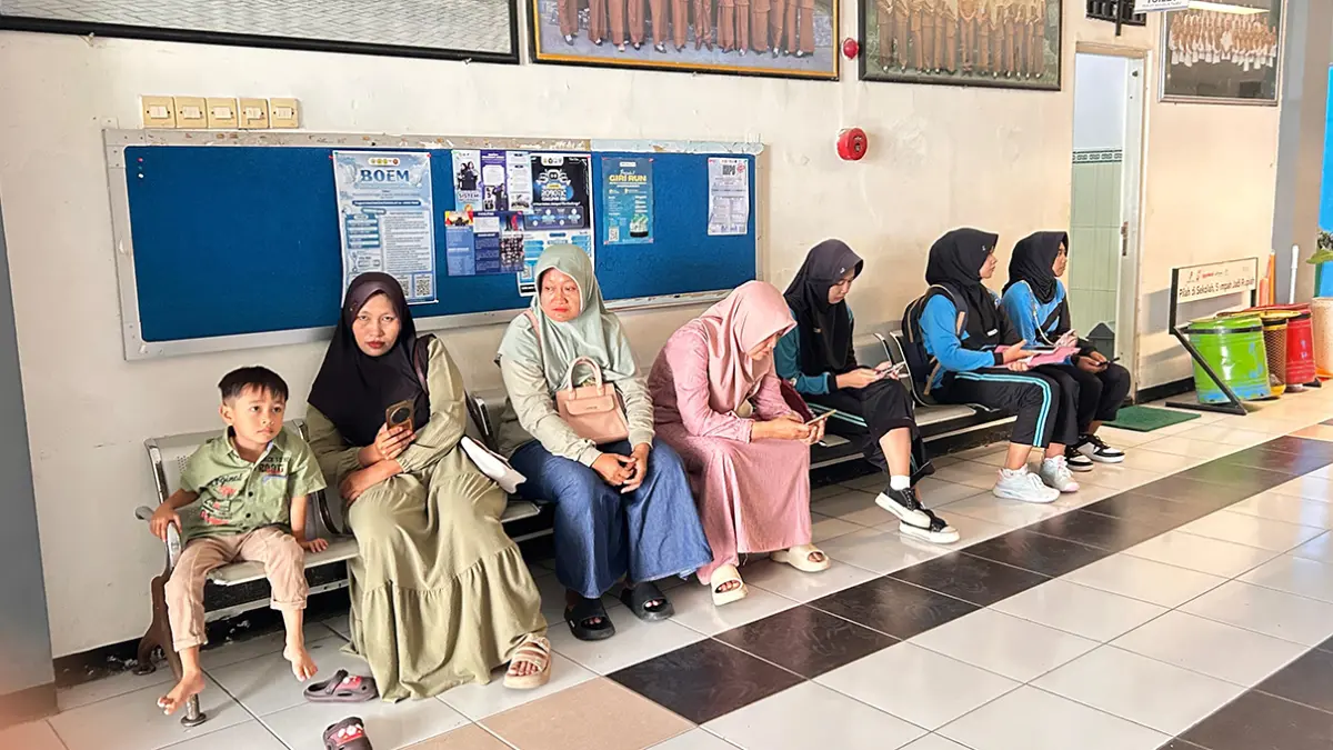 ANTRE: Calon siswa baru antre pengambilan PIN di SMAN MT Bojonegoro. Pendaftaran jalur domisili berakhir hari ini (12/6). Dalam pemeringkatan jalur domisili SMA diutamakan nilai kemampuan akademik terbaik (M. IRVAN RAMADHON/RADAR BOJONEGORO)