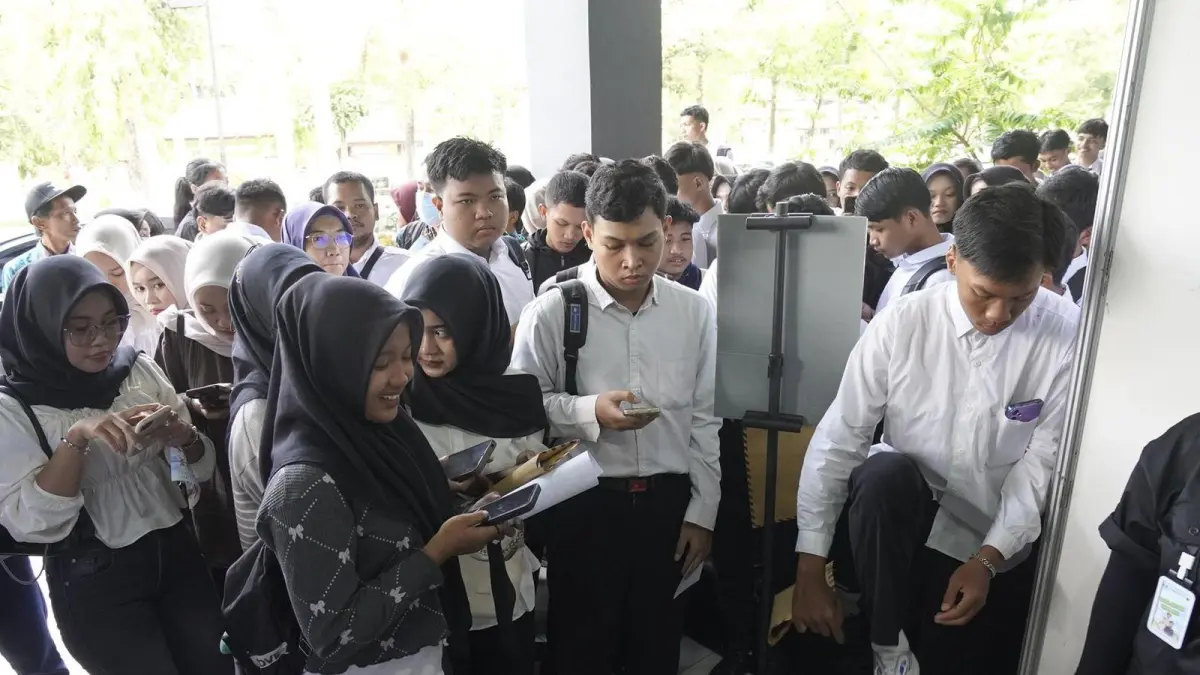 RAMAI PELAMAR: Ribuan pencari kerja memadati Job Fair di GOR Mustika yang digelar selama dua hari. (RAHUL OSCARRA DUTA/RDR.BJN)