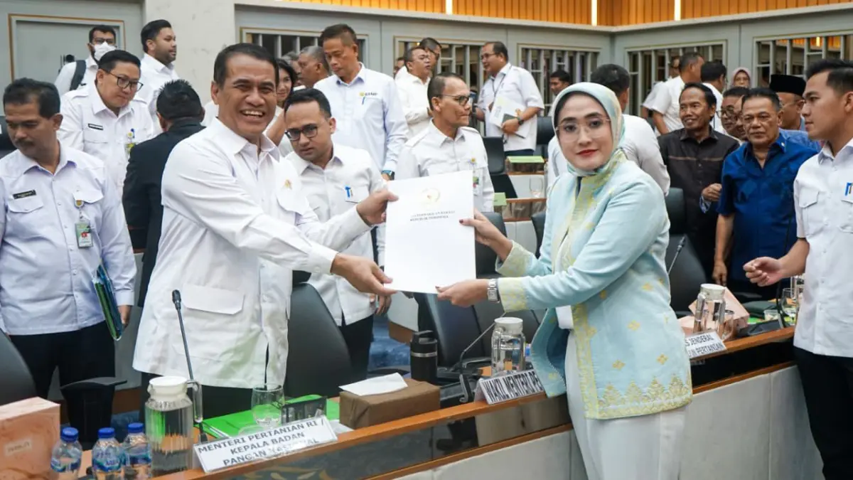 SAMPAIKAN LANGSUNG: Anggota Komisi IV DPR RI Rina Sa’adah menyampaikan persoalan berhentinya operasional PT GMM Blora ke Mentan. (ISTIMEWA/RADAR BOJONEGORO)