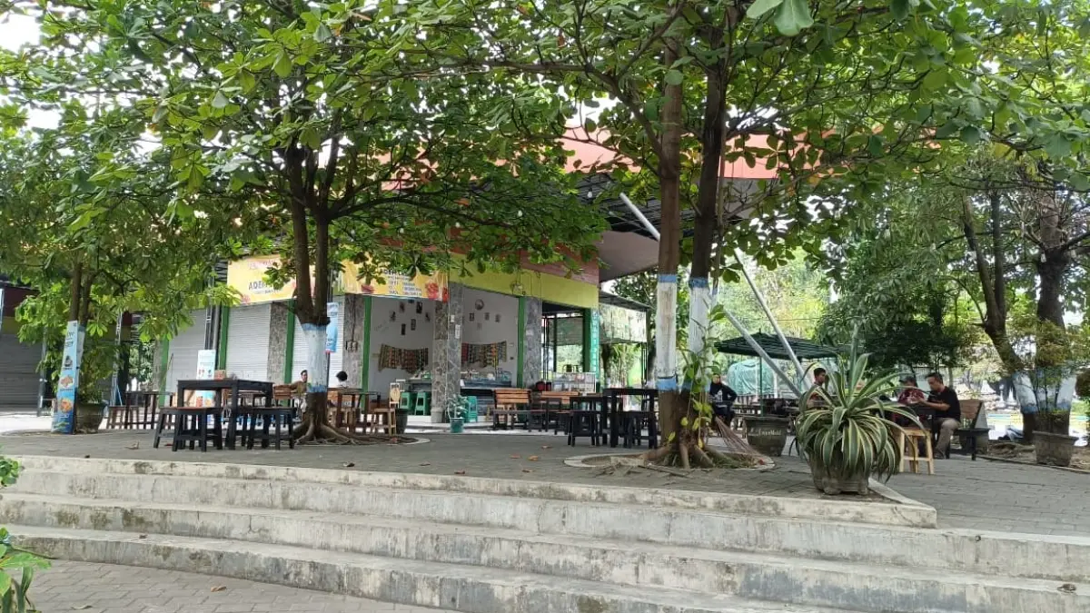 BANYAK YANG TUTUP: Ruko di Taman Rajekwesi banyak yang tidak laku disewakan. Saat ini hanya 3 ruko yang masih disewa. (YUAN EDO/RADAR BOJONEGORO)
