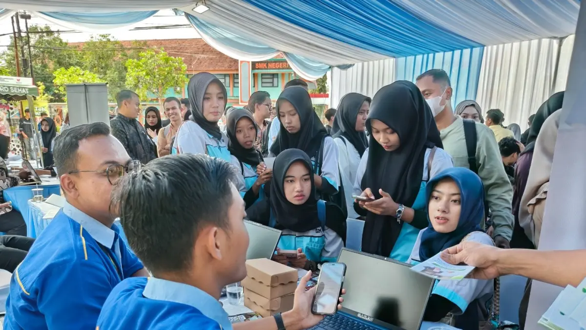 BURSA KERJA: Bursa kerja yang digelar Pemkab Bojonegoro beberapa waktu lalu. Pencari kerja didominasi anak muda. (ISTIMEWA/RADAR BOJONEGORO)