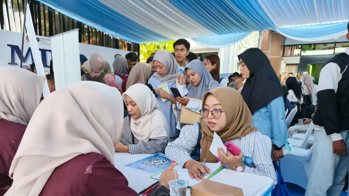 BURSA KERJA: Bursa kerja yang digelar Pemkab Bojonegoro beberapa waktu lalu. Pencari kerja didominasi anak muda. (ISTIMEWA/RADAR BOJONEGORO)