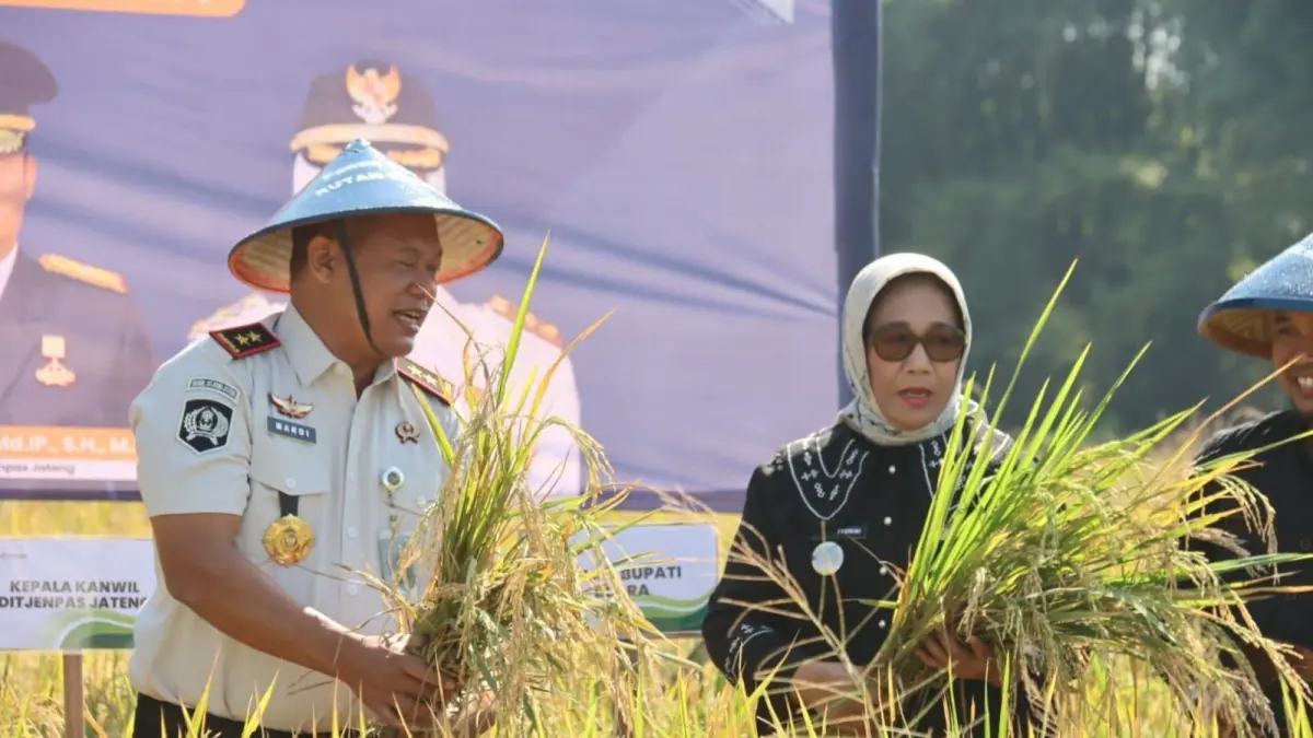 ORGANIK: Kepala Rutan Kelas IIB Blora Sugito dan Wabup Sri Setyorini saat panen padi. (RAHUL OSCARRA DUTA/RADAR BOJONEGORO)