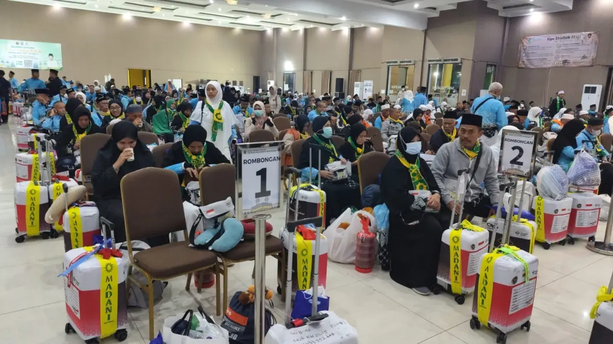 SUDAH TIBA: Jemaah haji Bojonegoro saat di Bandara Juanda. (KEMENTERIAN HAJI BOJONEGORO)
