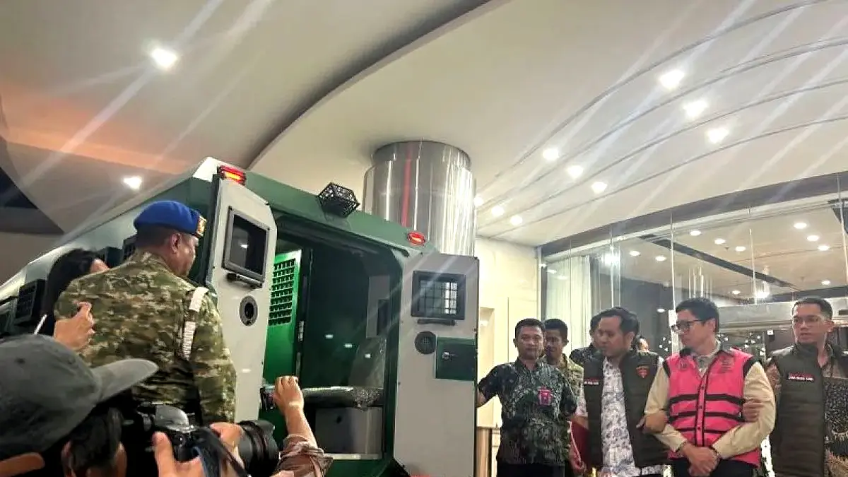 Tersangka kelima kasus dugaan korupsi program MBG pada Badan Gizi Nasional (BGN) tahun 2025–2026, Komisaris PT YAT Andrew Mulyono (AM) digiring tim Jampidsus ke mobil tahanan Jumat (12/6). (ANTARA/Laily Rahmawaty)