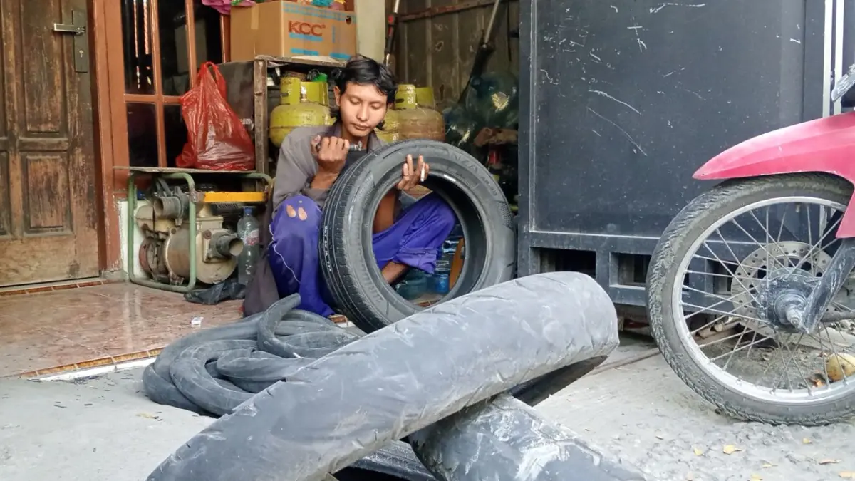 HARGA BERUBAH: Harga pelumas mesin dan onderdil motor naik, menambah pengeluaran pengendara. (YANA DWI KURNIYA WATI/RADAR BOJONEGORO)&nbsp;