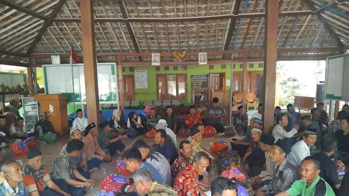 MERAWAT TRADISI: Warga Desa Kalangan, Kecamatan Margomulyo sedang menggelar Gemblang sebagai bentuk rasa syukur dan merawat tradisi. (YANA DWI KURNIYA WATI/RADAR BOJONEGORO)&nbsp;