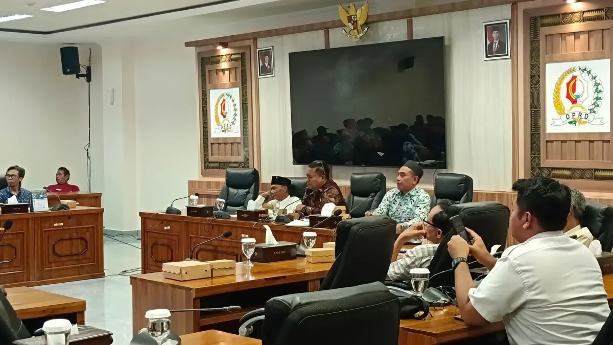 TUNTUT KEJELASAN: Petani hutan terdampak Bendungan Karangnongko di Desa Ngelo, Kecamatan Margomulyo menuntut kejelasan dan biaya membuka lahan baru di Komisi A dan D DPRD Bojonegoro. (YANA DWI KURNIYA WATI/RADAR BOJONEGORO) 